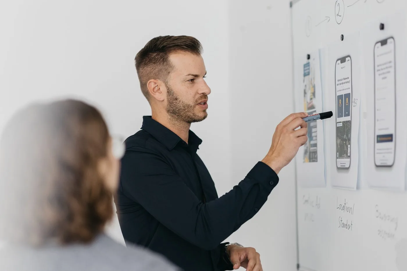Michael Traxler erläutert digitale Strategien am Whiteboard